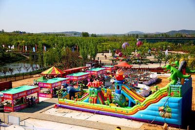 五一假期萬人游園，青島“童夢香村”牡丹怒放成休閑觀光熱點